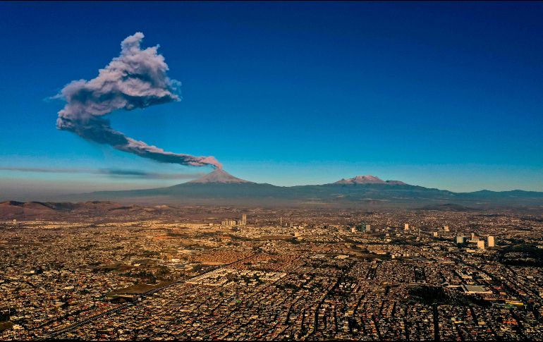 Para las personas que padecen enfermedades de tipo respiratorio, como asma, bronquitis o pulmonar, recomiendan que se queden en sus casas y eviten lo más posible la exposición a las cenizas. AFP / J. Castañares