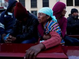 Pobladores retiran de la morgue el cuerpo de una de las víctimas del accidente, ocurrido a a la entrada del municipio de Nahualá. EFE/E. Biba