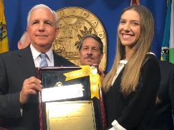 El alcalde de Miami Dade, Carlos Giménez le entregó a Rosales las llaves del condado durante una reunión. AP / G. Salomon