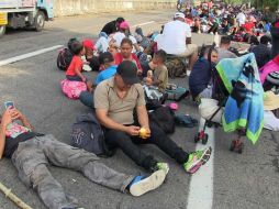Los viajeros transitan acompañados de una unidad de la policía municipal, dos de Protección Civil y dos más de la Policía Federal de Caminos. SUN