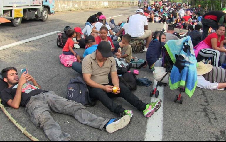 Los viajeros transitan acompañados de una unidad de la policía municipal, dos de Protección Civil y dos más de la Policía Federal de Caminos. SUN