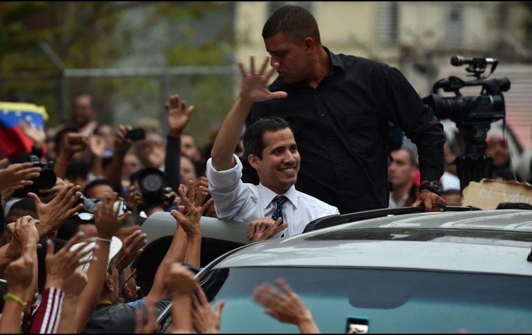 Guaidó habló durante unos diez minutos a sus simpatizantes y se marchó ileso del sitio. AFP/Y. Cortez