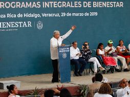El presidente Andrés Manuel López Obrador hace entrega de programas integrales de bienestar en Poza Rica, Veracruz. NTX/J. Lira