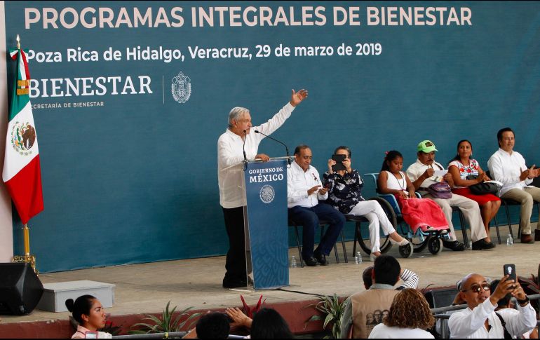 El presidente Andrés Manuel López Obrador hace entrega de programas integrales de bienestar en Poza Rica, Veracruz. NTX/J. Lira