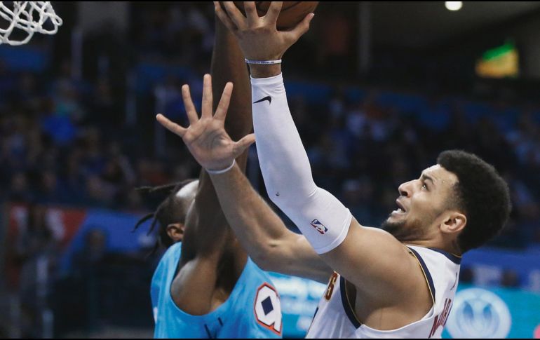 Jamal Murray (izq.) destacó ayer por los Nuggets ante el Thunder, convirtiéndose en el mejor anotador del equipo de Denver con 27 puntos. AP / S. Ogrocki