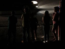 Ante ese vaivén de la luz, los ciudadanos han optado en muchos casos por desconectar sus aparatos electrodomésticos para evitar que se dañen. EFE/ R. Peña