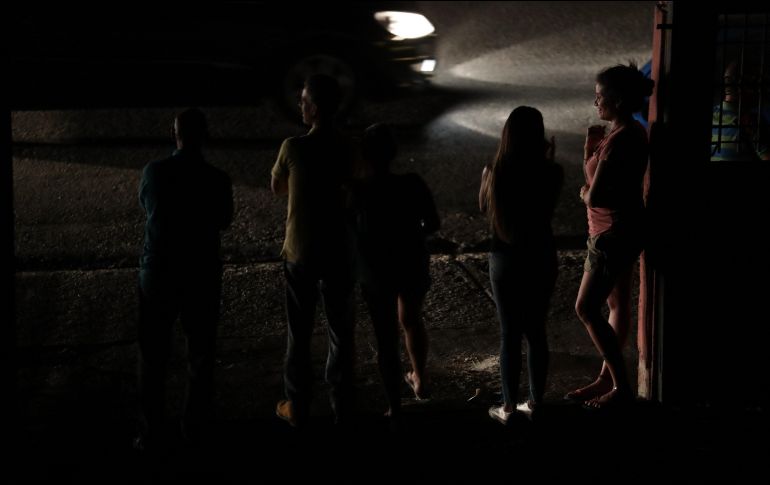 Ante ese vaivén de la luz, los ciudadanos han optado en muchos casos por desconectar sus aparatos electrodomésticos para evitar que se dañen. EFE/ R. Peña