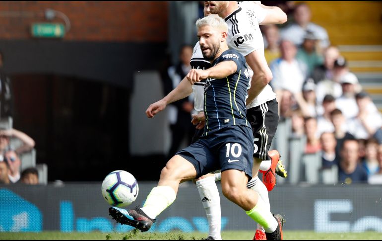 Sergio Agüero anota el segundo gol del City; el argentino encabeza la clasificación de goleadores con 19 tantos. AP/A. Grant