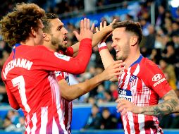 Saúl Ñíguez (D) celebra tras anotar el tercer gol de los Colchoneros. AFP/A. Gillenea