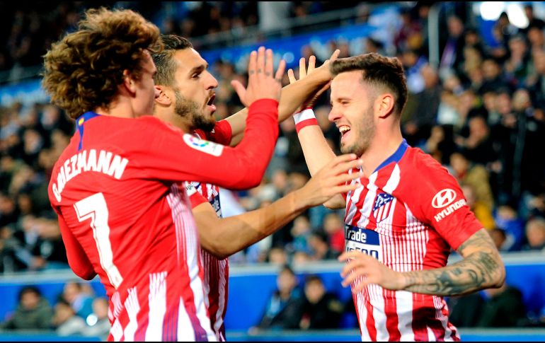 Saúl Ñíguez (D) celebra tras anotar el tercer gol de los Colchoneros. AFP/A. Gillenea