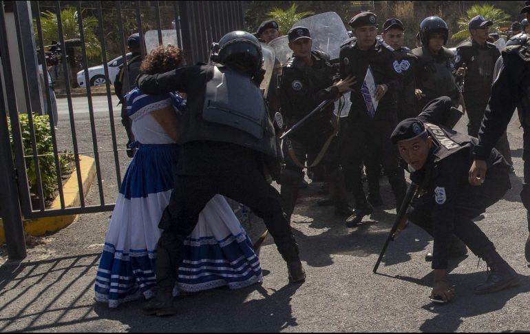 Policías antidisturbios interrumpen una manifestación fugas o 