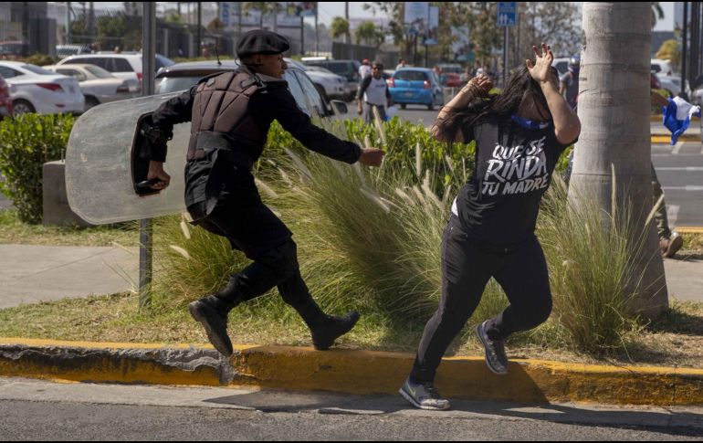 Policías antidisturbios interrumpen una manifestación fugas o 