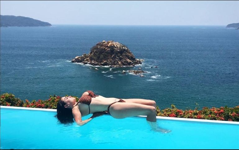 La hija de Alex Lora comparte una instantánea en la que toma el sol en un diminuto traje de baño. INSTAGRAM/celi_lora