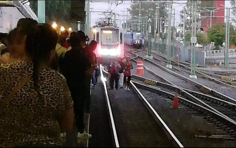 Explicaron que el tren no se descarriló totalmente, sino que se salió 