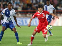 El jugador Jaine Barreiro, de Pachuca (i), disputa el balón con Pablo Barrientos, de Toluca (d), durante el partido. EFE/D. Martínez