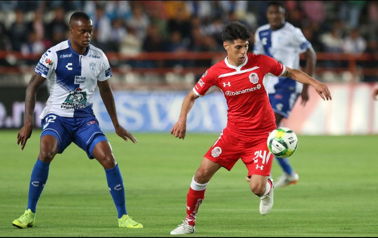El jugador Jaine Barreiro, de Pachuca (i), disputa el balón con Pablo Barrientos, de Toluca (d), durante el partido. EFE/D. Martínez