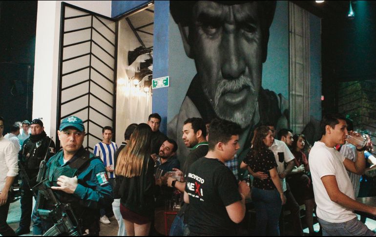Durante el operativo para bajar el volumen a los ruidosos, los trabajadores del Ayuntamiento de Guadalajara clausuraron un negocio, ubicado entre Chapultepec y Vidrio, por permitir la entrada a un menor de edad. EL INFORMADOR / A. Camacho