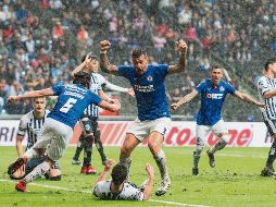Cuando el tiempo expiraba, el chileno Igor Lichnovsky (#5) puso el gol de la igualada para el Cruz Azul. MEXSPORT