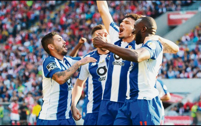 Corona y Herrera se suman al festejo de Tiquinho. AFP