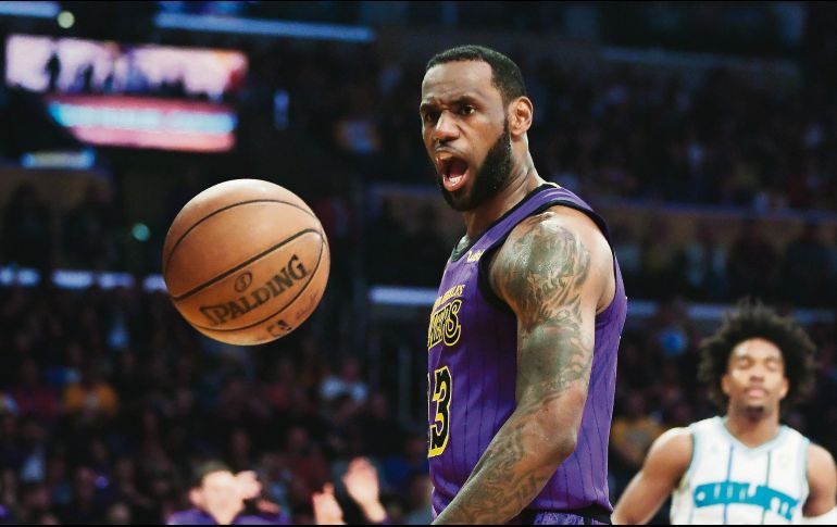 LeBron James promedia 27.4 puntos por partido. AP