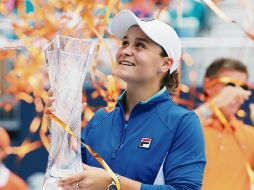 Ashleigh Barty posa con su trofeo de campeona tras ganar por primera vez el torneo de Miami. AP