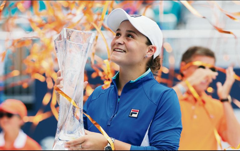 Ashleigh Barty posa con su trofeo de campeona tras ganar por primera vez el torneo de Miami. AP