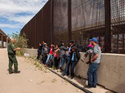 Migrantes centroamericanos se ven en un puente fronterizo El Paso, Texas, el pasado 28 de marzo. La cifra de centroamericanos que buscan entrar a EU como refugiados se ha incrementado en semanas recientes. AFP/ARCHIVO