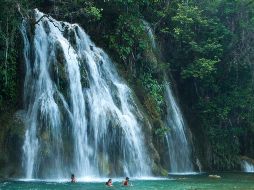 Las cascadas de Tamasopo, uno de los destinos de la Huasteca Potosina que podrían impulsarse con una terminal aérea en la región. NTX/ARCHIVO