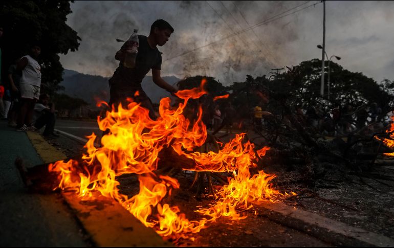 Un grupo de personas protesta por la falta de agua potable y electricidad en el centro de Caracas. EFE/M.Gutiérrez