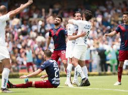 Los jugadores rojiblancos lamentan la segunda anotación de Pumas. MEXSPORT