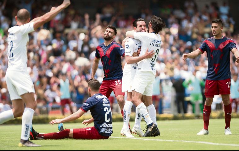 Los jugadores rojiblancos lamentan la segunda anotación de Pumas. MEXSPORT
