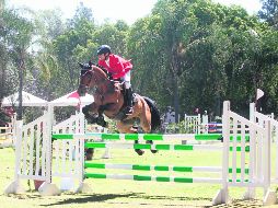 A lomos de “Culiacán LS”, Diego Macías realiza su recorrido en la pista durante la prueba a 1.20 metros de altura. EL INFORMADOR / A. Camacho