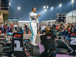 Lewis Hamilton celebra tras cruzar la meta en primer lugar ayer en el Gran Premio de Bahréin. EFE