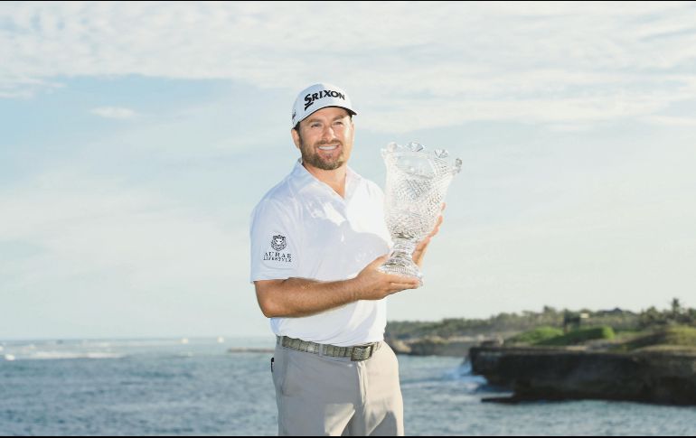 Graeme McDowell posa con su trofeo. AFP