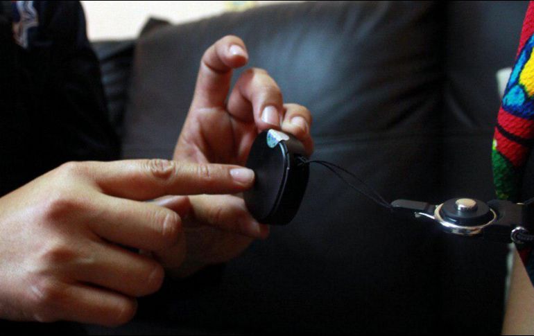 El dispositivo electrónico de alarma permite ser utilizado como llavero o dije. NTX/ESPECIAL