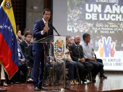 El líder opositor Juan Guaidó (c) habla durante una reunión con la plataforma opositora Frente Amplio Venezuela Libre este lunes, en Caracas. EFE/R. Peña