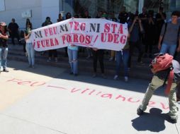 Tras leer su postura, algunos de los manifestantes pintaron con aerosol las frases 'Fuera Padilla' y 'Muerte a los porros