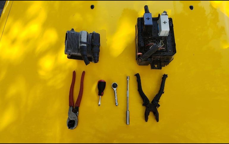 Los detenidos ya le habían quitado la caja de fusibles y la computadora al automotor. ESPECIAL / Policía de Guadalajara