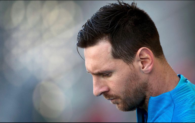 El jugador del FC Barcelona, Leo Messi, este lunes durante el entrenamiento del equipo en la ciudad deportiva Joan Gamper. EFE/E. Fontcuberta
