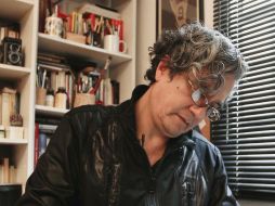 Un momento entre el autor y sus obras, al interior de su estudio. NOTIMEX