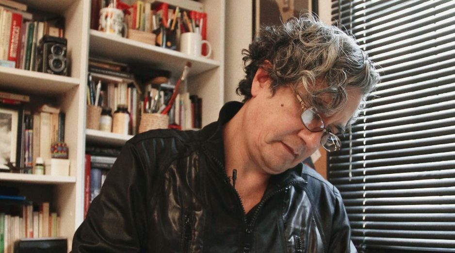 Un momento entre el autor y sus obras, al interior de su estudio. NOTIMEX