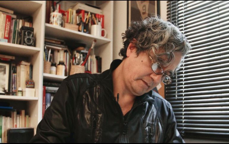 Un momento entre el autor y sus obras, al interior de su estudio. NOTIMEX