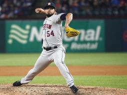 Roberto Osuna realiza uno de sus lanzamientos durante el juego de ayer entre Astros y Rangers. AFP