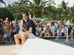 Roger Federer posa con su trofeo en la sede de los Dolphins de Miami. AFP