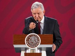 López Obrador destaca la fortaleza del peso frente al dólar e incluso hizo un ademán con los brazos en alto como si presumiera 