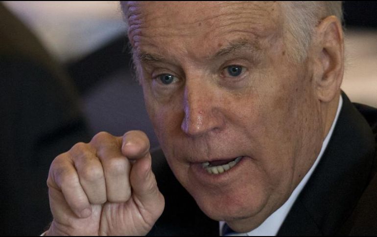 Según Pelosi, Biden debe estar más atento al espacio personal de otras personas, en relación a las muestras de apoyo y solidaridad. AP / ARCHIVO