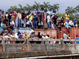 Cientos de personas subieron a los contenedores que obstaculizan el puente internacional Simón Bolívar, que comunica al estado del Táchira con Cúcuta. EFE/S. Mendoza