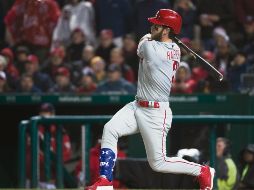 En medio de abucheos, Bryce Harper le hizo daño a su ex equipo. AP