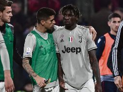 Moise Kean (#18) es consolado por su compañero Joao Cancelo. AFP