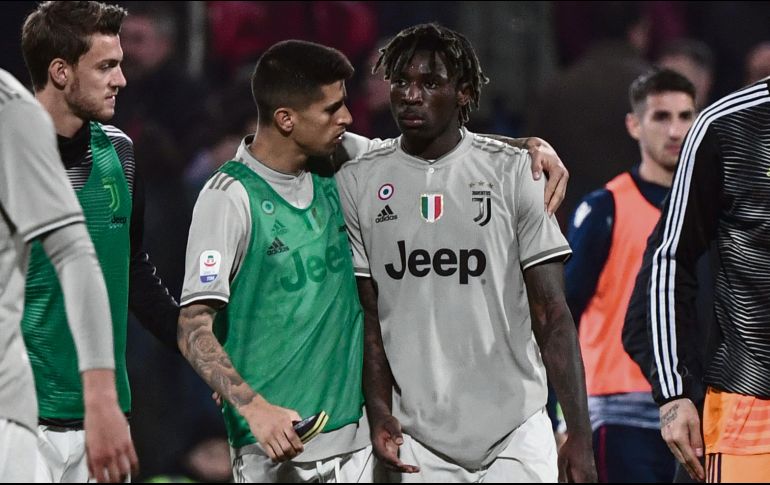 Moise Kean (#18) es consolado por su compañero Joao Cancelo. AFP